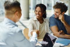 Achat immobilier : attendre cet été semble être un pari risqué, baisse des taux ou non. © skynesher -Getty Images