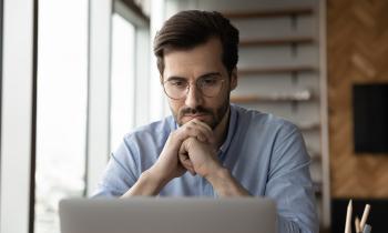 Un homme devant son ordinateur